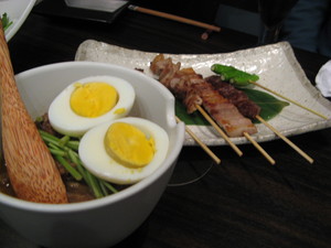 牛スジ煮込みと串盛り合わせ