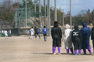 広島の選手が見てる