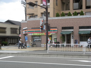 道路の向かいのセブンイレブン