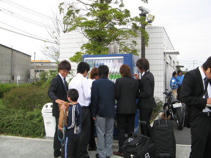 自販機に群がる