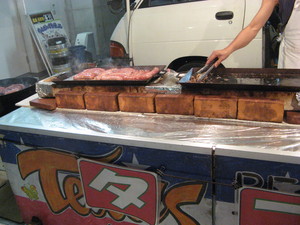 ソーセージを焼いてる