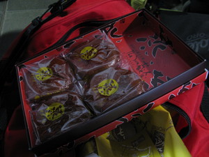 赤黒い箱のお菓子