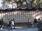 右手には日本酒樽