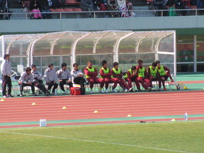 試合中の神戸ベンチ