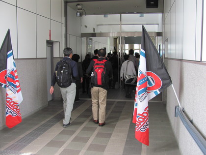 室蘭駅通路にフラッグ