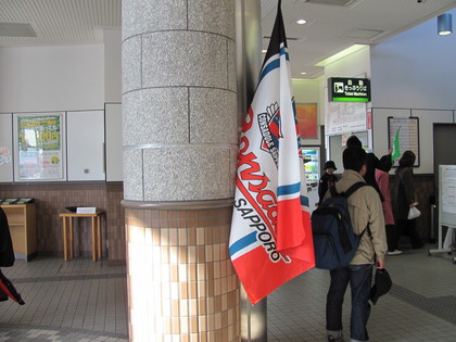 駅ホールにもフラッグ