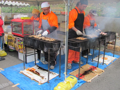 豚串焼いてます