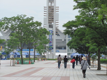 正面突きあたりが陸上競技場