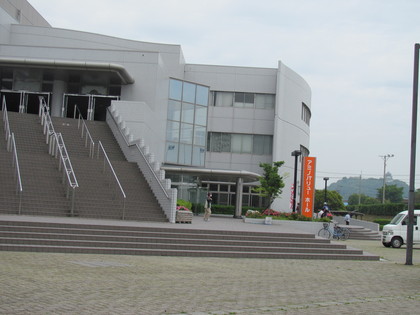 左手にホール