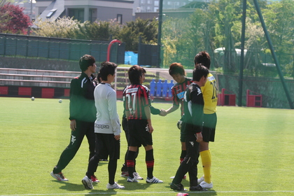 四方さんに挨拶をしています