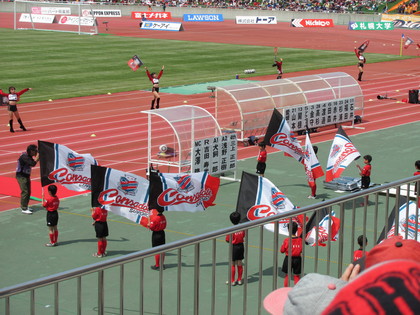 フラッグで選手を出迎えます