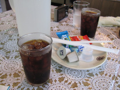食後にアイスコーヒーとチョコとキャンディ