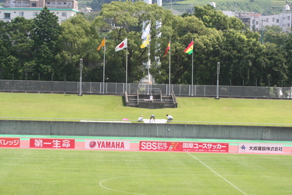 正面にフラッグ