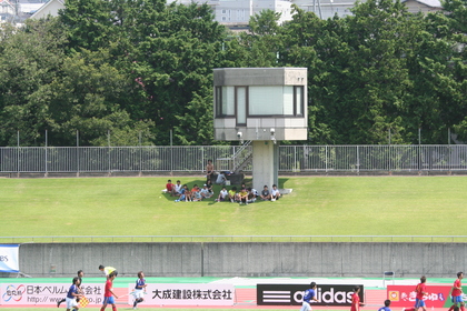 日影で見ている