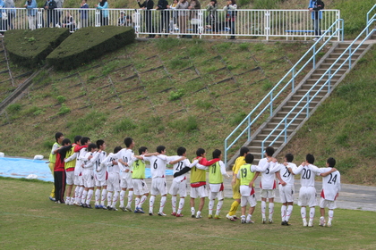 修平が前に進み出て