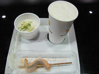 クラムチャウダーと鮭ハラス串とビール