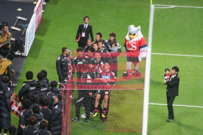 マコが蓑さんに抱えられ
