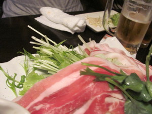お肉の下に野菜が
