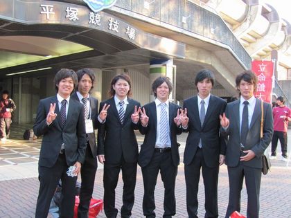 大学生はスーツですねえ。(*^_^*)