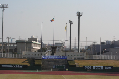 バックスタンドの大会看板