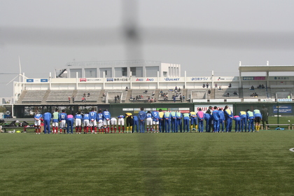 マリノスがコンサベンチに挨拶