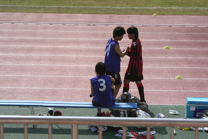 夢実が水を渡して