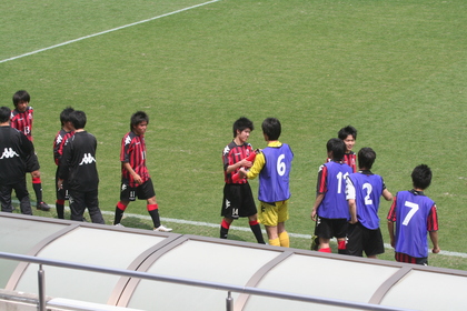 ベンチの選手が迎えて
