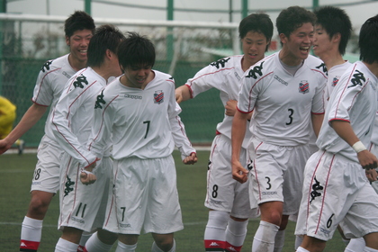 喜ぶ選手たち