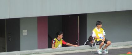試合を見ています