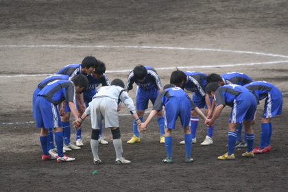 手をつないで低くかがんで