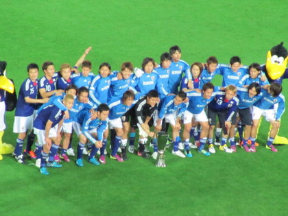 優勝カップを前に