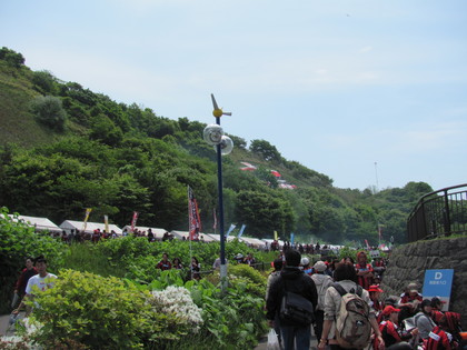 開場待ち列長いです