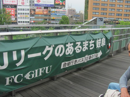 駅のデッキにも案内幕