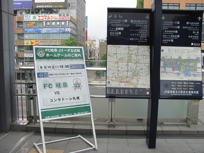 階段降り口にも看板