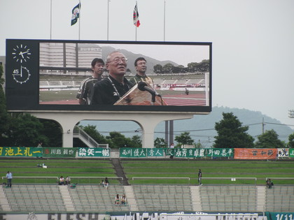 社長に大きな鍵を贈呈