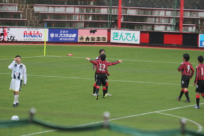 アシストした松尾くんが駆け寄る