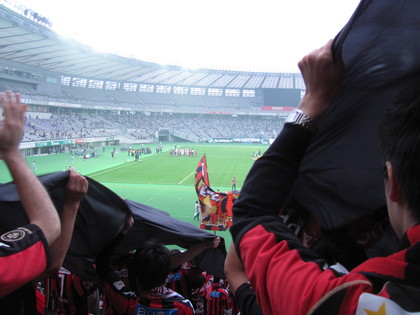隙間から見る