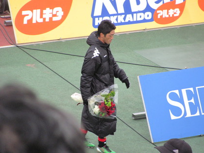 J400試合の花束を持っています