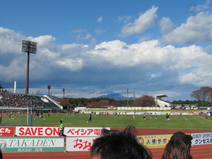 奥のスタジアムにも赤黒