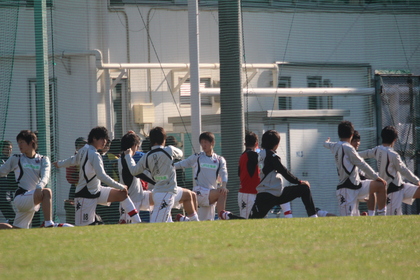 選手たちはアップ中