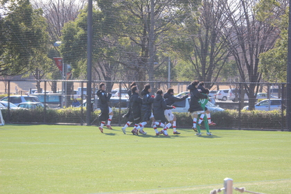 わじに飛びつく