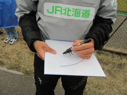 サインするのもレフティー