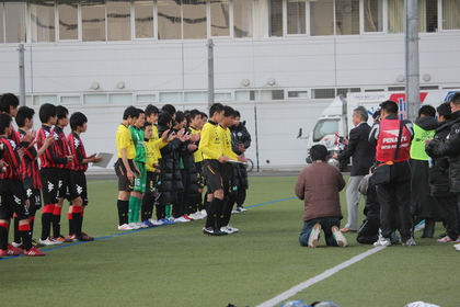 賞状と優勝カップを受け取ります