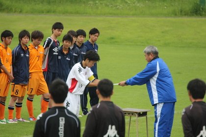 キャプテンに賞状が渡され