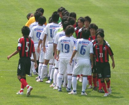 2008/8/13　試合開始の挨拶のゴメス、夢実