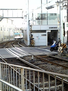 反対側のホームはあの入口の向こう