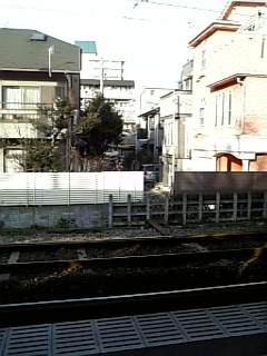 向かい側にホームはありません