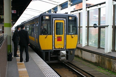 おもしろい色の列車