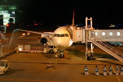 飛行機に乗って