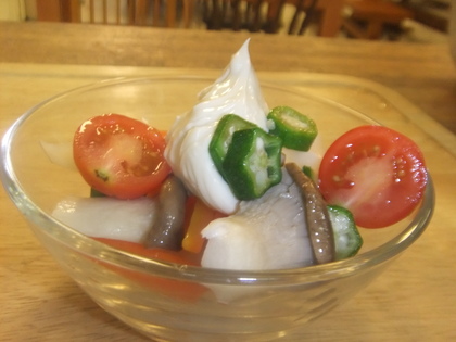 野菜たっぷりサラダ｡チーズスプレットのせ。